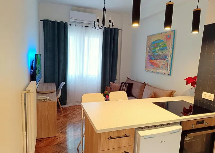 Golden Apartment In Victoria